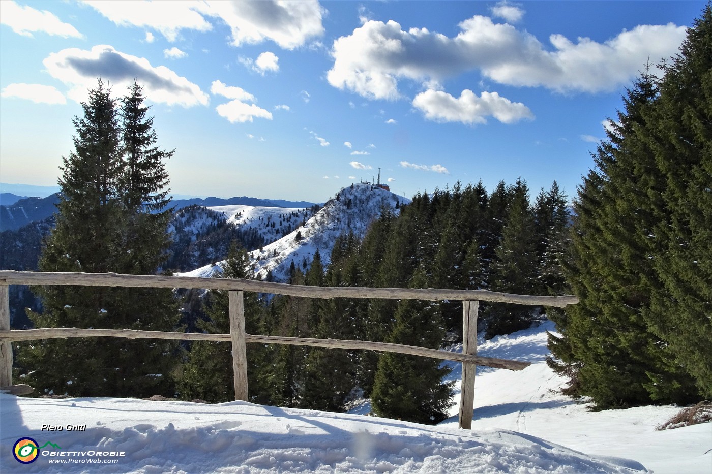 49 Mi godo un buon pranzetto al sacco con vista verso il Monte Torcola Soliva, prossima meta.JPG